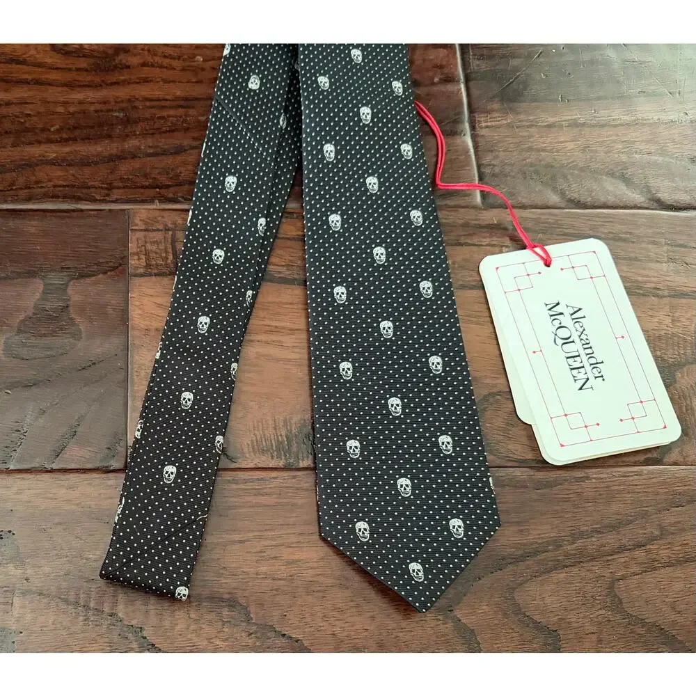 $325 NWT McQueen Skull Patterned Print 100% Silk Black White Slim Tie